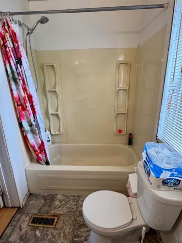 11205 103 Avenue, Fairview, AB - Indoor Photo Showing Bathroom