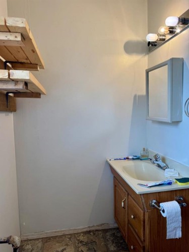 11205 103 Avenue, Fairview, AB - Indoor Photo Showing Bathroom