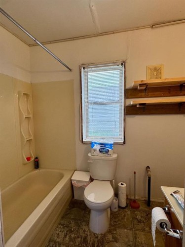 11205 103 Avenue, Fairview, AB - Indoor Photo Showing Bathroom