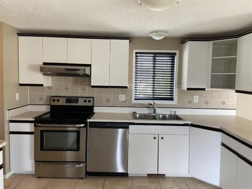 10404 98 Street, Fairview, AB - Indoor Photo Showing Kitchen With Double Sink