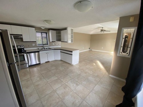 10404 98 Street, Fairview, AB - Indoor Photo Showing Kitchen With Double Sink