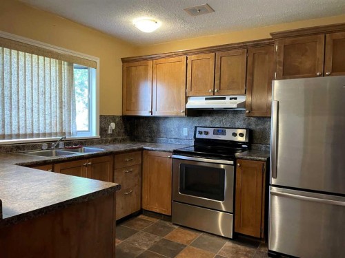 10409 115 Street, Fairview, AB - Indoor Photo Showing Kitchen With Double Sink