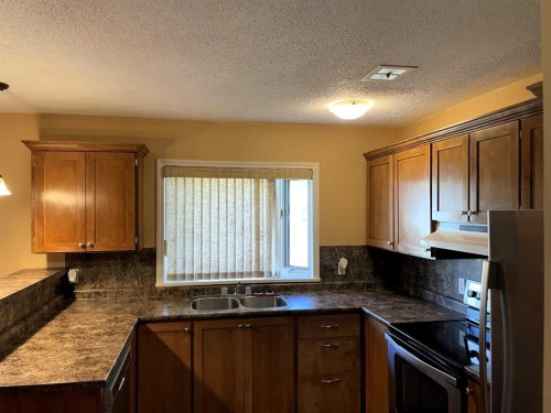 10409 115 Street, Fairview, AB - Indoor Photo Showing Kitchen With Double Sink
