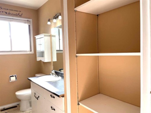10409 115 Street, Fairview, AB - Indoor Photo Showing Bathroom
