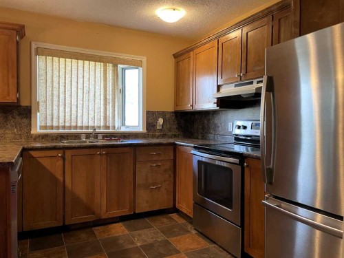 10409 115 Street, Fairview, AB - Indoor Photo Showing Kitchen With Double Sink