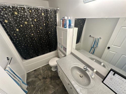 4718 49 Avenue, Grimshaw, AB - Indoor Photo Showing Bathroom