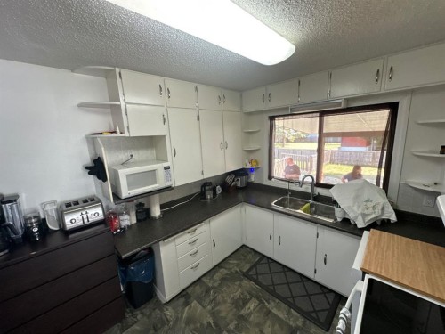4718 49 Avenue, Grimshaw, AB - Indoor Photo Showing Kitchen With Double Sink