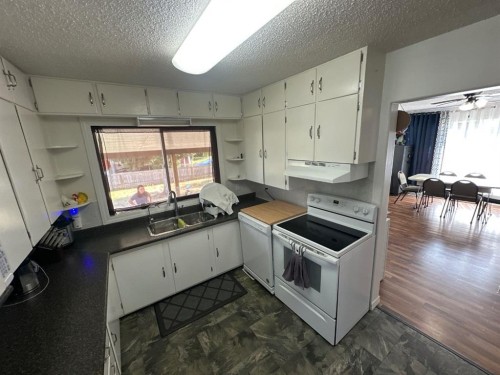 4718 49 Avenue, Grimshaw, AB - Indoor Photo Showing Kitchen