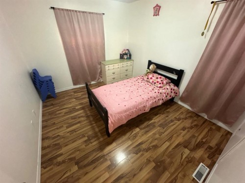 4718 49 Avenue, Grimshaw, AB - Indoor Photo Showing Bedroom