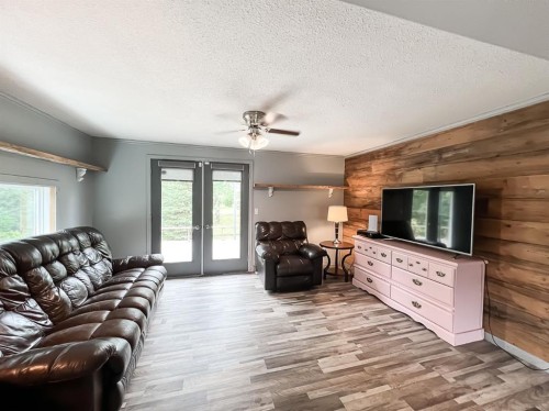 21 Erlam Street, Mclennan, AB - Indoor Photo Showing Living Room