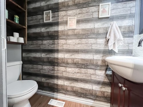 21 Erlam Street, Mclennan, AB - Indoor Photo Showing Bathroom