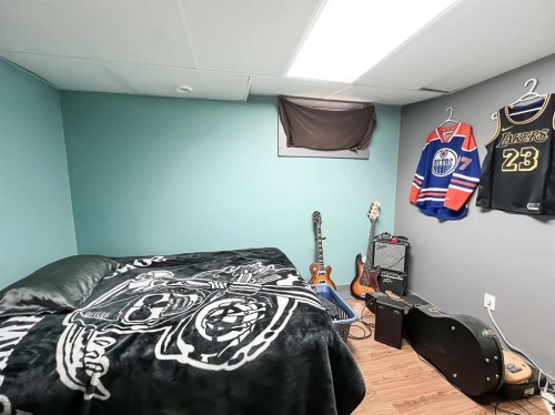 21 Erlam Street, Mclennan, AB - Indoor Photo Showing Bedroom