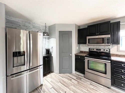 21 Erlam Street, Mclennan, AB - Indoor Photo Showing Kitchen With Stainless Steel Kitchen