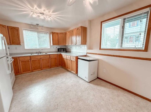 3-1006 3 Avenue, Beaverlodge, AB - Indoor Photo Showing Kitchen With Double Sink