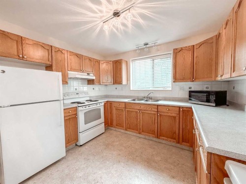 3-1006 3 Avenue, Beaverlodge, AB - Indoor Photo Showing Kitchen With Double Sink