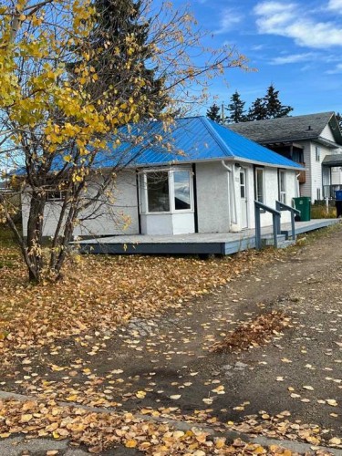 702 6Th Avenue, Beaverlodge, AB - Outdoor