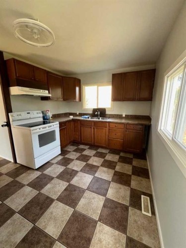 702 6Th Avenue, Beaverlodge, AB - Indoor Photo Showing Kitchen With Double Sink