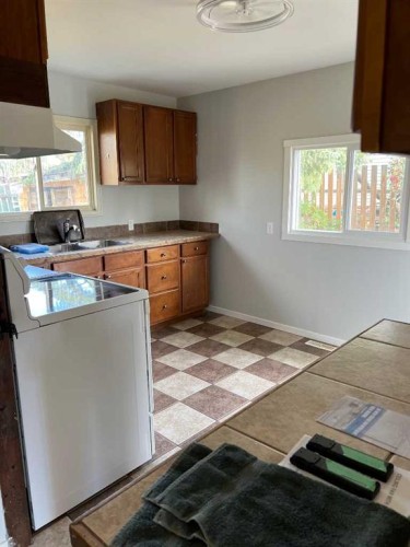 702 6Th Avenue, Beaverlodge, AB - Indoor Photo Showing Kitchen