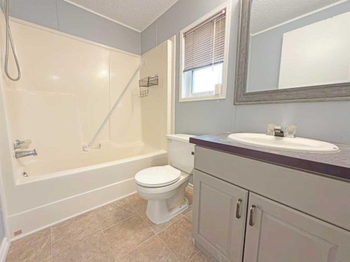5206 52 Avenue, Valleyview, AB - Indoor Photo Showing Bathroom
