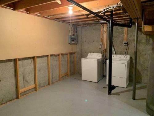 8420 99 Avenue, Peace River, AB - Indoor Photo Showing Laundry Room