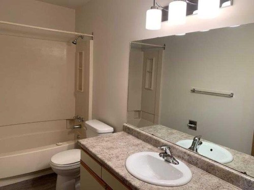 8420 99 Avenue, Peace River, AB - Indoor Photo Showing Bathroom