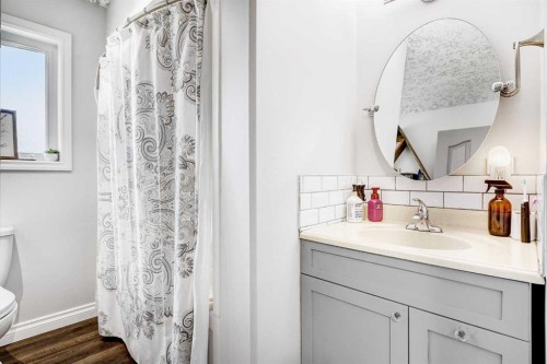 1101 Redlow Drive, Beaverlodge, AB - Indoor Photo Showing Bathroom