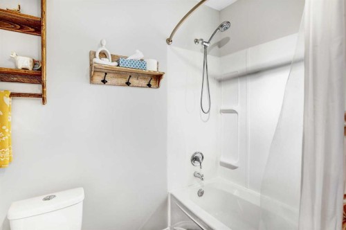 1101 Redlow Drive, Beaverlodge, AB - Indoor Photo Showing Bathroom