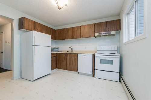 1212-7201 Poplar Drive, Grande Prairie, AB - Indoor Photo Showing Kitchen