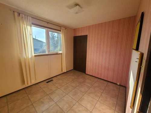 411 4Th Street, Mclennan, AB - Indoor Photo Showing Other Room