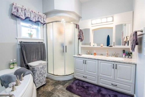 114 Greenwood Bend, La Crete, AB - Indoor Photo Showing Bathroom