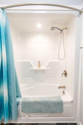 114 Greenwood Bend, La Crete, AB - Indoor Photo Showing Bathroom