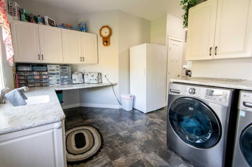 114 Greenwood Bend, La Crete, AB - Indoor Photo Showing Laundry Room