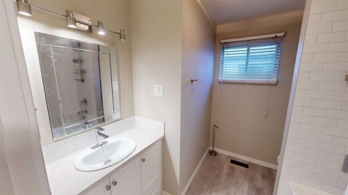 9832 81 Avenue, Grande Prairie, AB - Indoor Photo Showing Bathroom