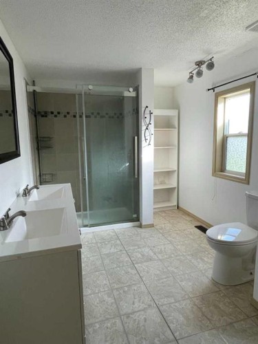 10615 99, High Level, AB - Indoor Photo Showing Bathroom