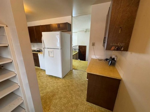 8005 94 Street, Peace River, AB - Indoor Photo Showing Kitchen