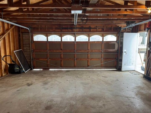 8005 94 Street, Peace River, AB - Indoor Photo Showing Garage