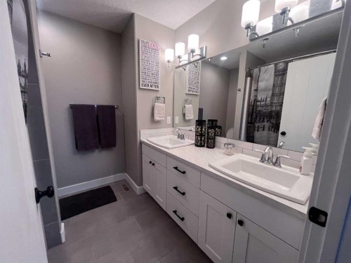 10207 126 Avenue, Grande Prairie, AB - Indoor Photo Showing Bathroom