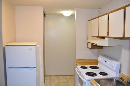 101-215-10118 100 Avenue, Peace River, AB - Indoor Photo Showing Kitchen