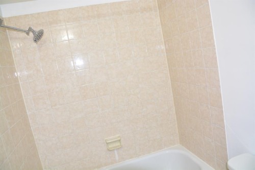 101-215-10118 100 Avenue, Peace River, AB - Indoor Photo Showing Bathroom