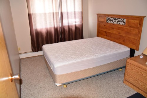 101-215-10118 100 Avenue, Peace River, AB - Indoor Photo Showing Bedroom