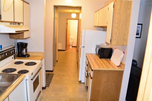 101-215-10118 100 Avenue, Peace River, AB - Indoor Photo Showing Kitchen