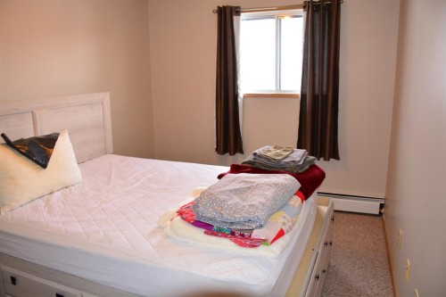 101-215-10118 100 Avenue, Peace River, AB - Indoor Photo Showing Bedroom