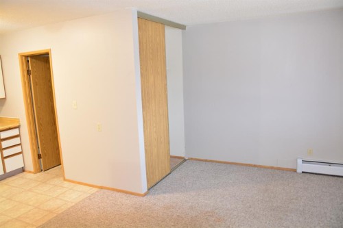 101-215-10118 100 Avenue, Peace River, AB - Indoor Photo Showing Other Room