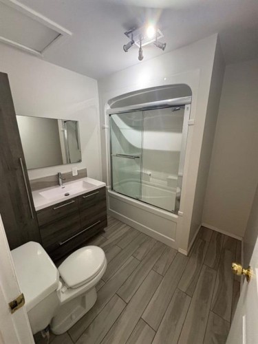 10926 93 St, Peace River, AB - Indoor Photo Showing Bathroom