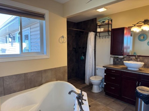 11632 120 Avenue Close, Fairview, AB - Indoor Photo Showing Bathroom