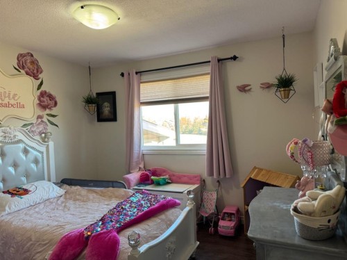 11632 120 Avenue Close, Fairview, AB - Indoor Photo Showing Bedroom