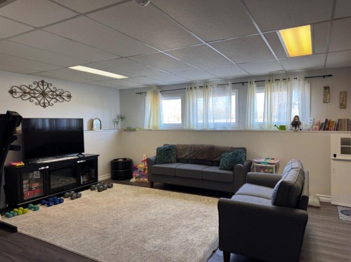 11632 120 Avenue Close, Fairview, AB - Indoor Photo Showing Living Room