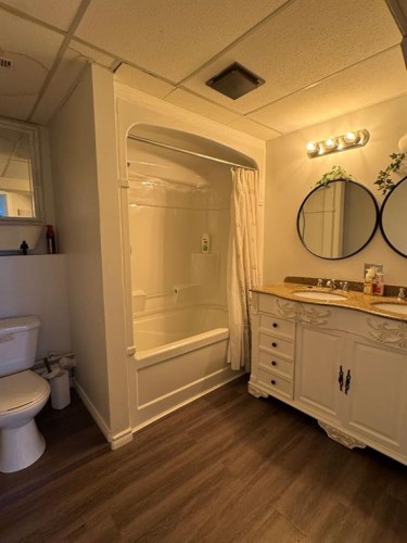 11632 120 Avenue Close, Fairview, AB - Indoor Photo Showing Bathroom