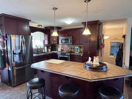 11632 120 Avenue Close, Fairview, AB - Indoor Photo Showing Kitchen With Stainless Steel Kitchen With Double Sink With Upgraded Kitchen