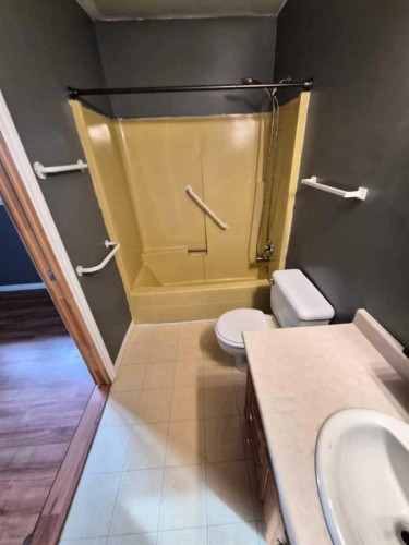 214 7 Street, Beaverlodge, AB - Indoor Photo Showing Bathroom